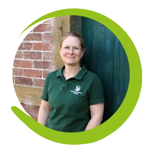 Denise Weier Tierärztin der Tierarztpraxis Weier vor einer Tür